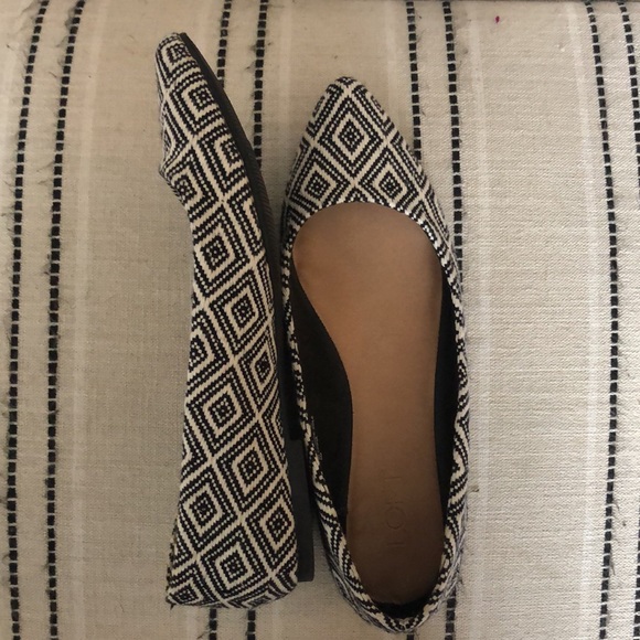 Black & White Pointed Toe LOFT Flats - Picture 3 of 8